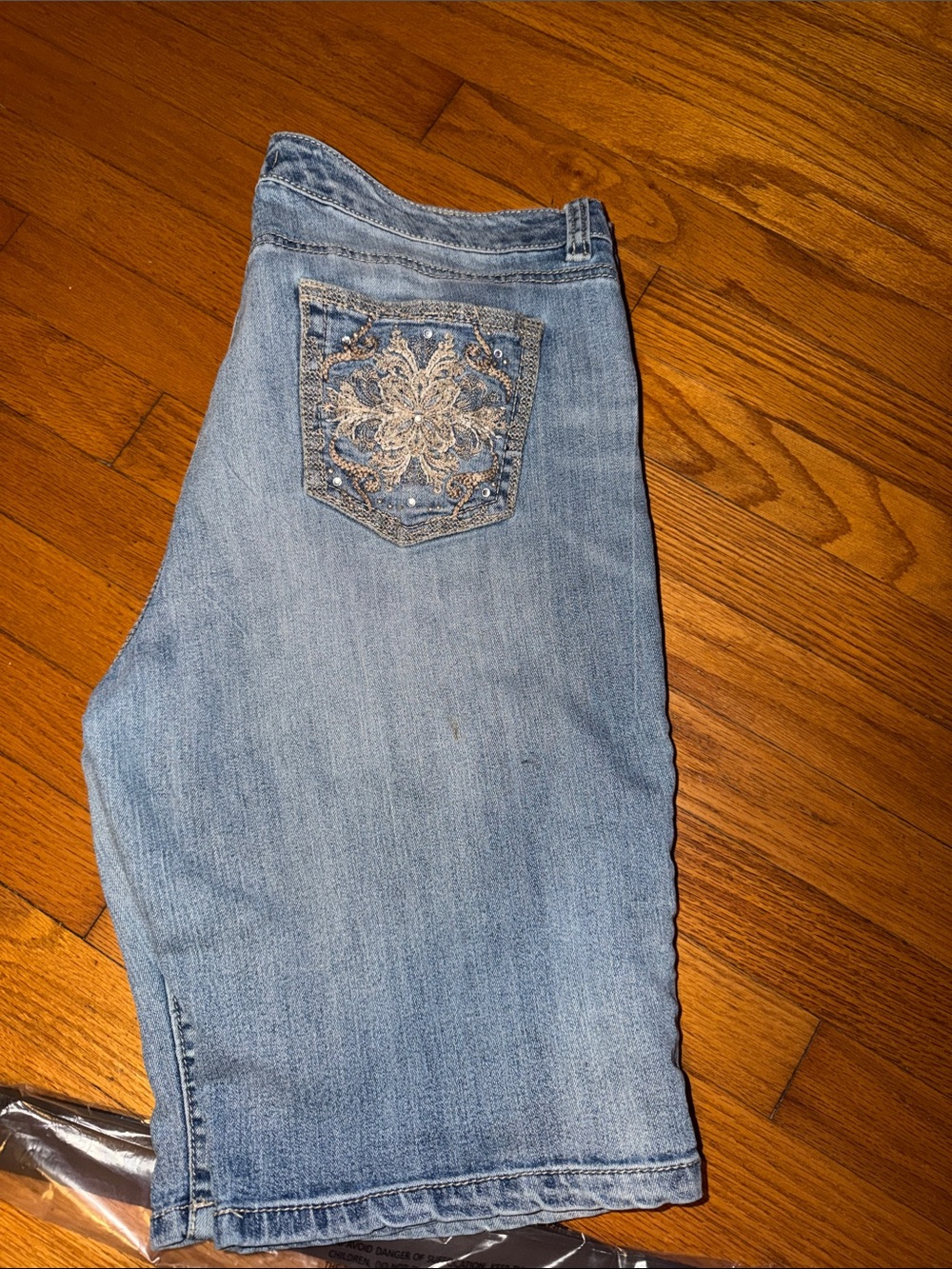 Nine West Vintage America Light Blue Embroidered Pocket Women’s Knee Jean Shorts